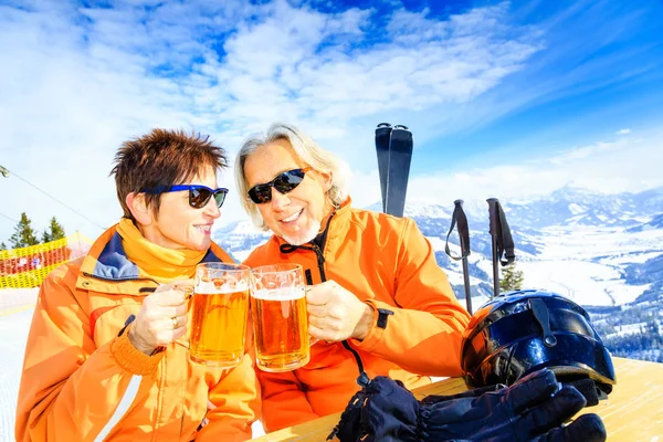 Skiing Senior Couple Having A Break — Stock Photo, Image