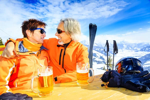 Esqui casal sênior tendo uma pausa — Fotografia de Stock