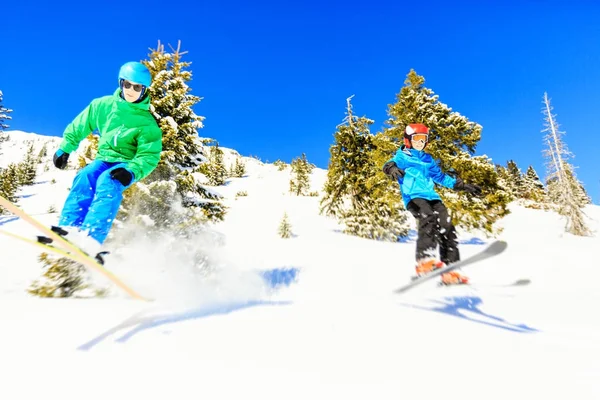 Skifahren Teenager-Geschwister — Stockfoto