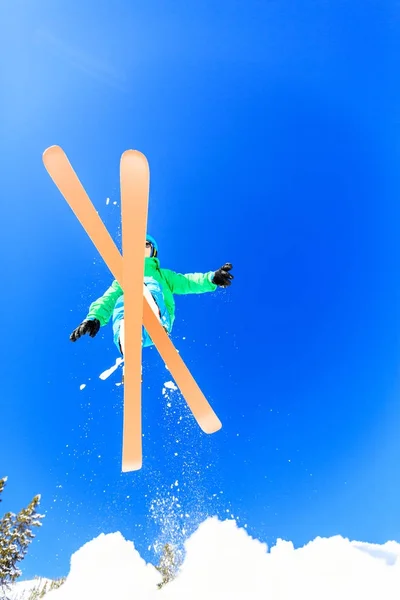 Adolescente che salta con gli sci — Foto Stock