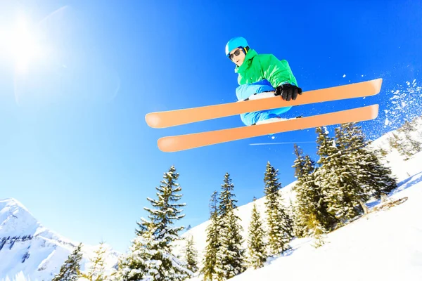 Teenager springt mit seinen Skiern — Stockfoto