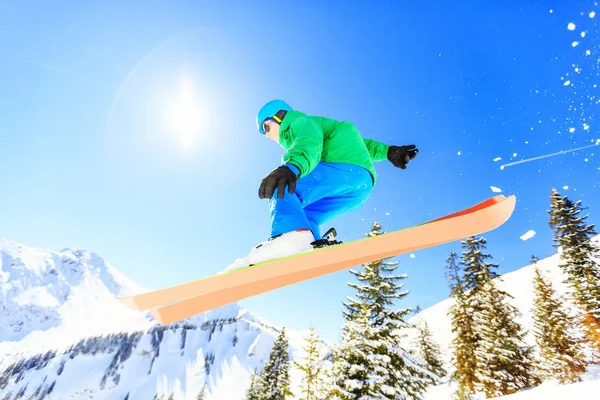 Tonåringen hoppning med hans skidor — Stockfoto