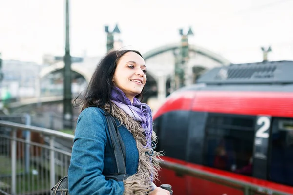 Mulher jovem com Commuter Train — Fotografia de Stock