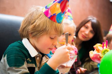 Çocukların doğum günü partisi