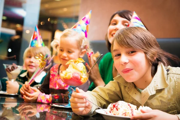Crianças fazendo uma festa de aniversário — Fotografia de Stock