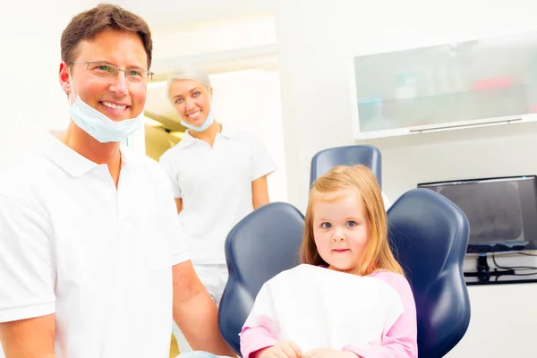 Menina vendo seu dentista — Fotografia de Stock