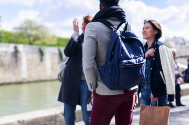 Paris'te Seine boyunca eğleniyor arkadaşlar çok etnik grup