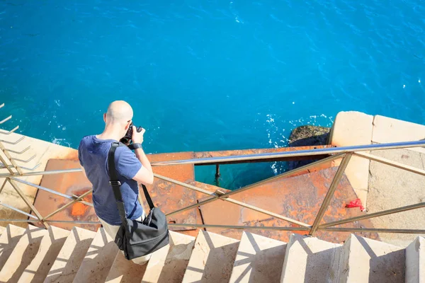 Turisten att Nice tar bilder i hamnområde — Stockfoto