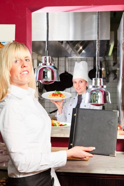 Garçom e chef em restaurante — Fotografia de Stock