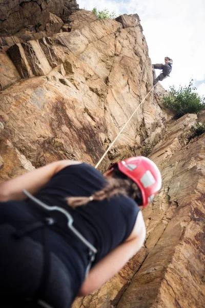 Escaladores jóvenes Escalada en roca — Foto de Stock