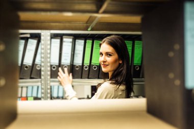 Genç kadın arşivlerinde belgelerin incelenmesi