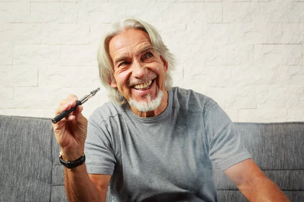 Senior Vaping, profiter d'une cigarette électronique — Photo