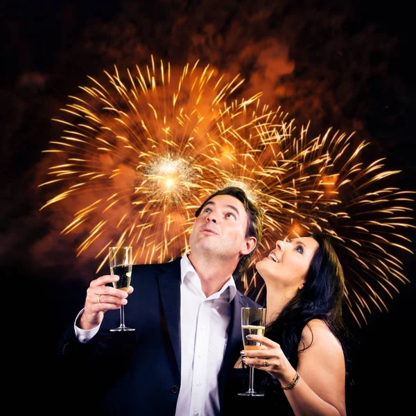 Casal desfrutando véspera de Ano Novo — Fotografia de Stock