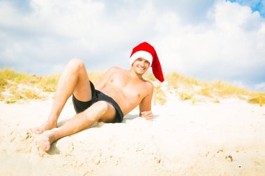 Noel Baba şapkası sahilde erkekte