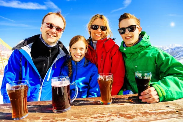 Famiglia di quattro persone che si godono un drink sulle Alpi — Foto Stock