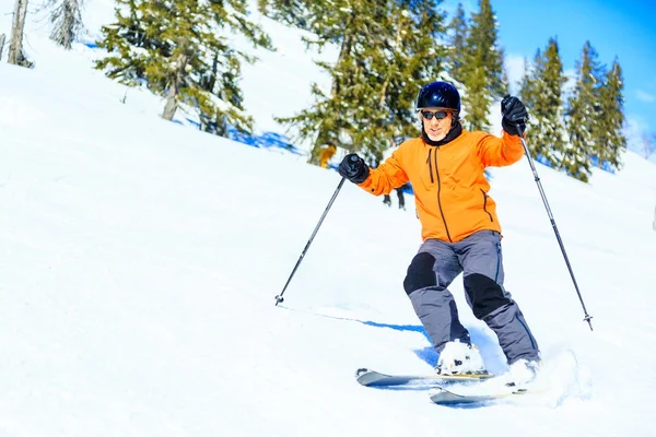 Старший лыжник — стоковое фото