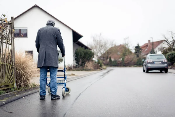 Starszy człowiek z chodzeniem ramki — Zdjęcie stockowe