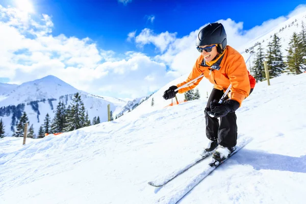 年配の女性のスキー — ストック写真