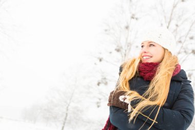 Genç bayan kışın tadını çıkarıyor