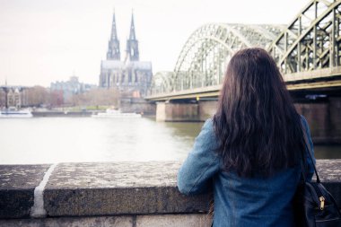 Köln'deki genç kadın