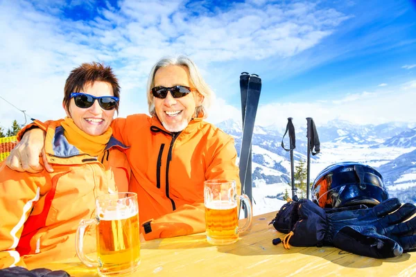 Skiing Senior Couple Having A Break — Stock Photo, Image