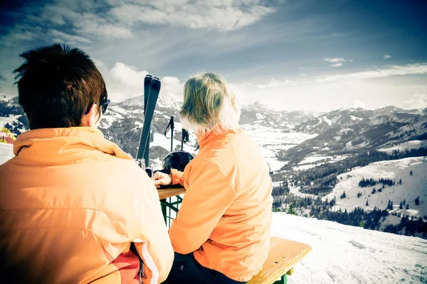 Skifahrerehepaar macht Pause — Stockfoto