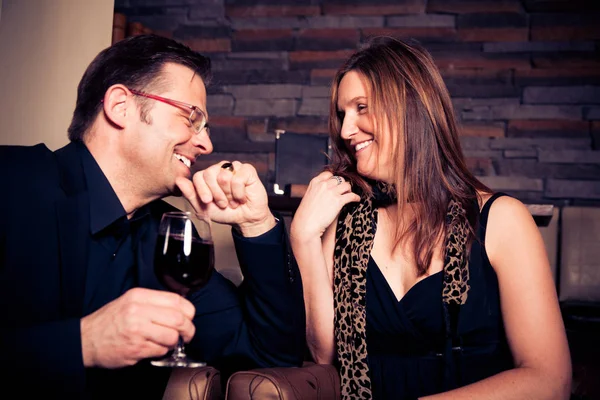 ワインのガラスを持っている大人のカップル — ストック写真