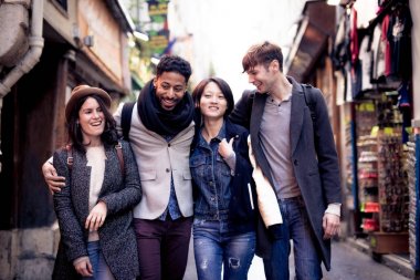 Çok etnik grup arkadaşıyla birlikte Paris'te Quartier Latin eğleniyor