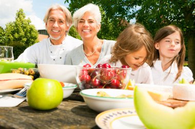 Üst düzey çift ve onların torunları piknik yapmayı