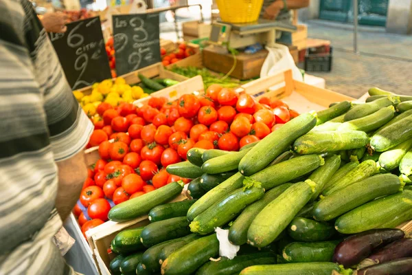 Verse producten op een markt In Zuid-Frankrijk — Stockfoto