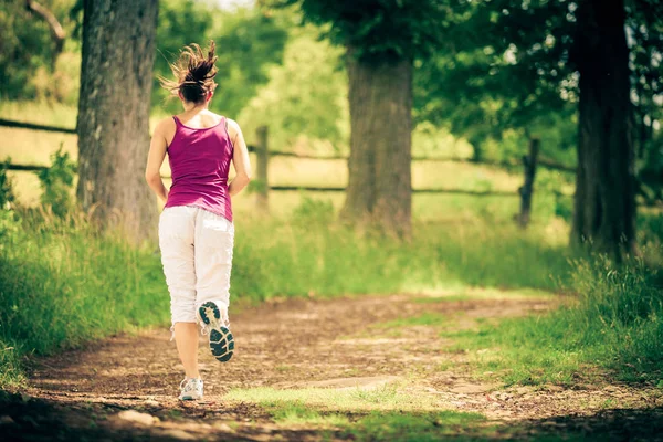 Ung kvinna jogging — Stockfoto