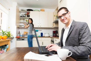 Evden çalışan bir iş adamı.