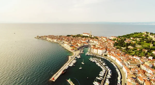 Letecký pohled na město Piran, Slovinsko — Stock fotografie