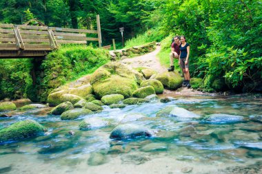 genç bir çift yürüyüş