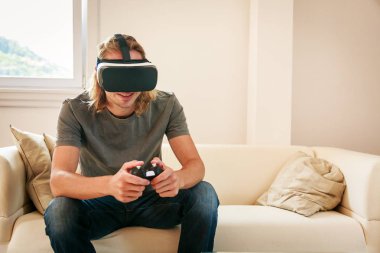 Kanepede oturan, Vr gözlükle genç adam