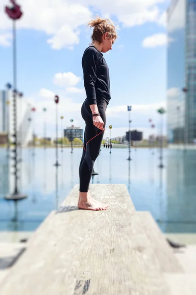 Mulher fazendo ioga perto do lago no cenário urbano, Paris — Fotografia de Stock