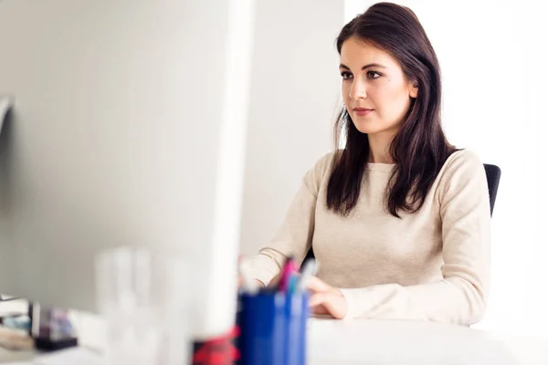 Business woman working in a modern office — стоковое фото