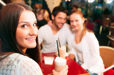 Arkadaşlar eğlenmeye bir Cafe'de