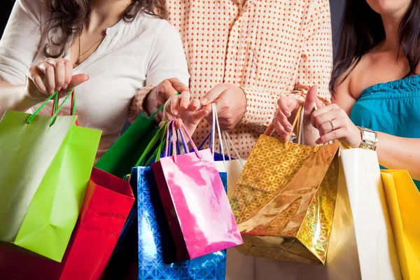 Grupp unga människor som njuter av sin shoppingrunda — Stockfoto