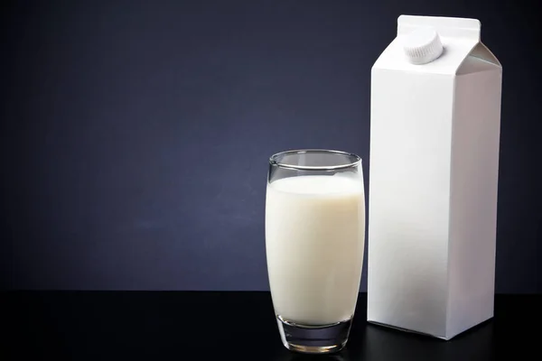Cartone di latte e vetro — Foto Stock