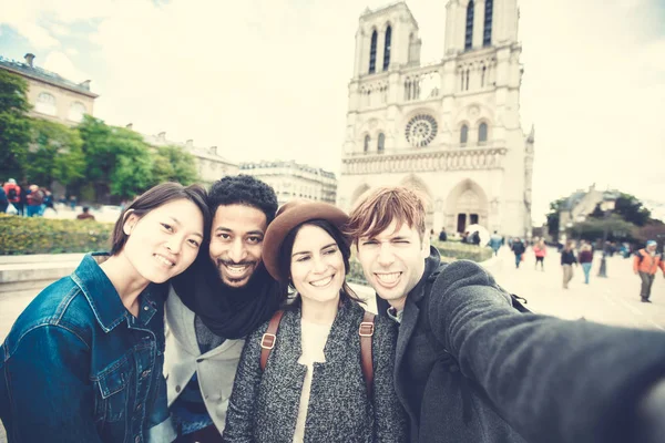 Grupo multiétnico de amigos divirtiéndose en París, Notre Dame —  Fotos de Stock