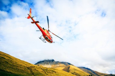 İsviçre Alpleri'nde kırmızı helikopter
