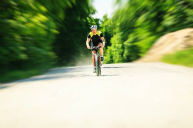 genç adam dağ bisikletiyle sürme