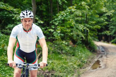 genç adam dağ bisikletiyle sürme