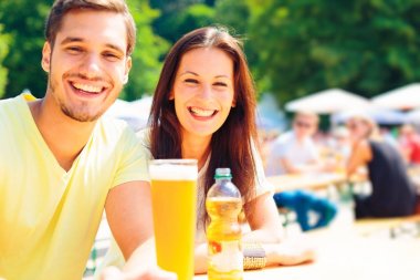 Gençlerin bira bahçesi iyi vakit geçiriyor