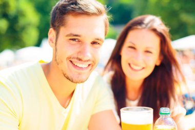 Gençlerin bira bahçesi iyi vakit geçiriyor