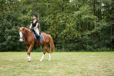 Genç kadın onun at binme