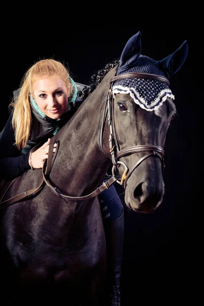 Mulher com seu cavalo — Fotografia de Stock