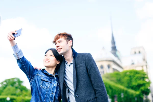 Pareja joven multiétnica disfrutando de su viaje a París, Francia —  Fotos de Stock