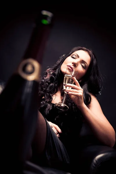 Jeune femme appréciant un verre de champagne — Photo